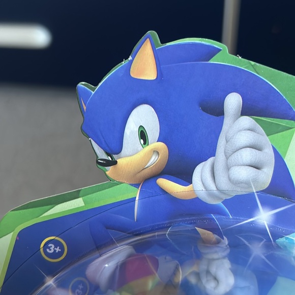 Sonic the Hedgehog Sonic with Green Emerald 35th Anniversary Figure - Picture 3 of 12